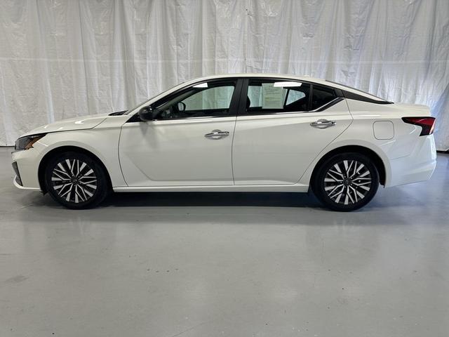 Photo of 2024 Pearl White Tricoat Nissan Altima