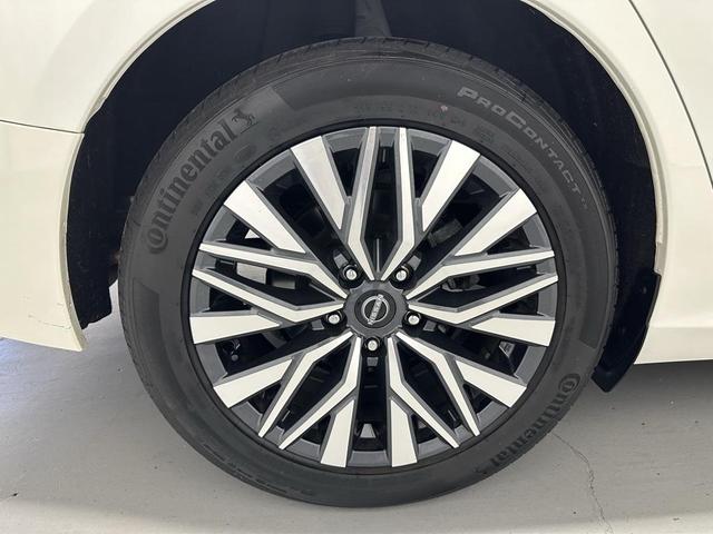 Photo of 2024 Pearl White Tricoat Nissan Altima