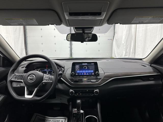 Photo of 2024 Pearl White Tricoat Nissan Altima