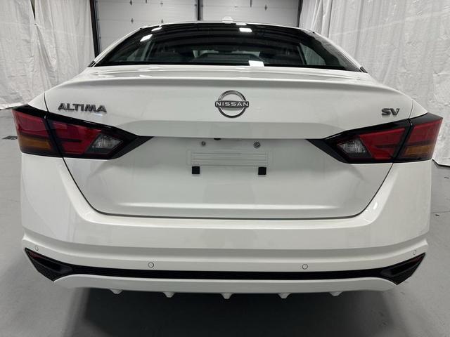 Photo of 2024 Pearl White Tricoat Nissan Altima