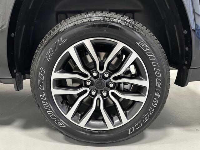 Photo of 2025 Diamond Black Crystal Pearlcoat RAM 1500