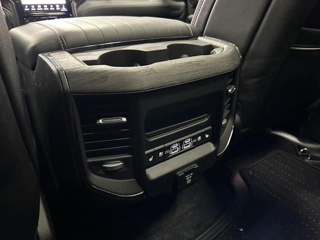 Photo of 2025 Diamond Black Crystal Pearlcoat RAM 1500