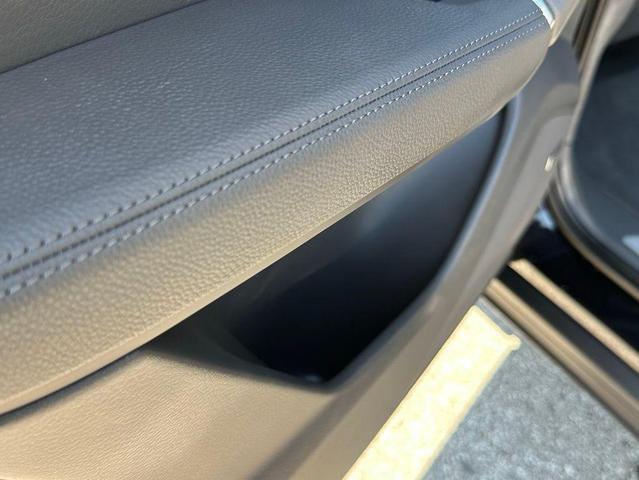 Photo of 2022 Jet Black Metallic Porsche Cayenne