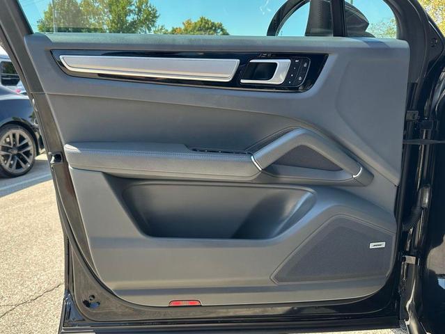 Photo of 2022 Jet Black Metallic Porsche Cayenne