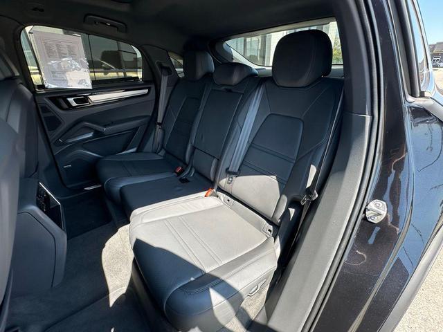 Photo of 2022 Jet Black Metallic Porsche Cayenne