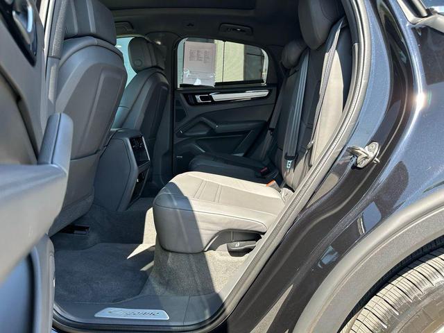 Photo of 2022 Jet Black Metallic Porsche Cayenne