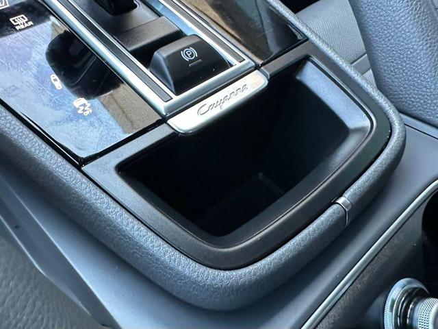 Photo of 2022 Jet Black Metallic Porsche Cayenne