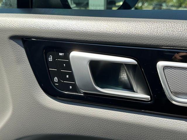Photo of 2022 Jet Black Metallic Porsche Cayenne