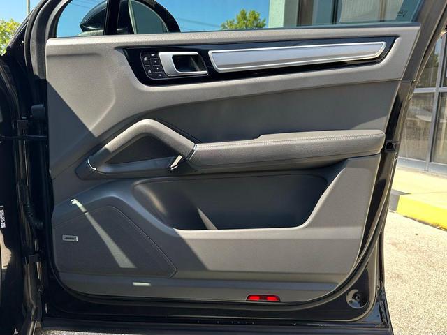 Photo of 2022 Jet Black Metallic Porsche Cayenne