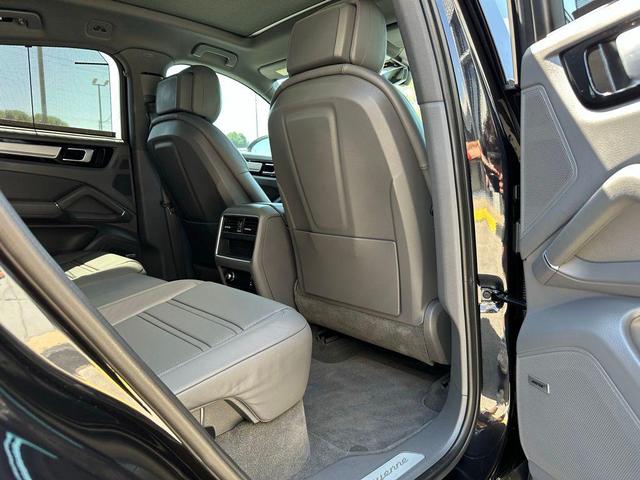 Photo of 2022 Jet Black Metallic Porsche Cayenne