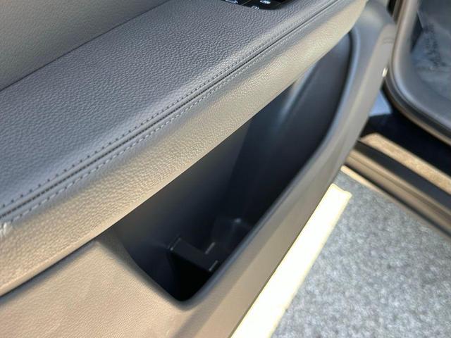 Photo of 2022 Jet Black Metallic Porsche Cayenne