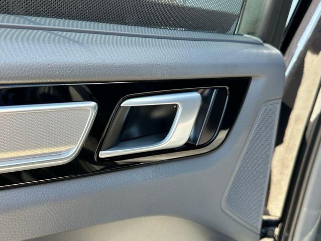 Photo of 2022 Jet Black Metallic Porsche Cayenne