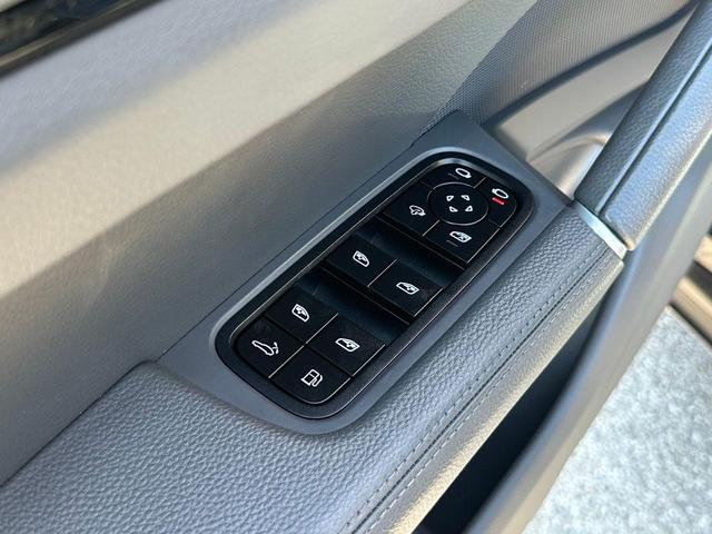 Photo of 2022 Jet Black Metallic Porsche Cayenne