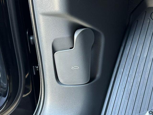 Photo of 2022 Jet Black Metallic Porsche Cayenne