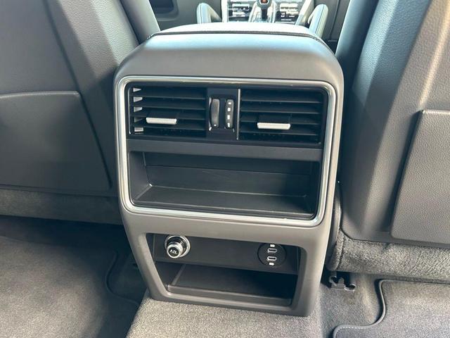 Photo of 2022 Jet Black Metallic Porsche Cayenne