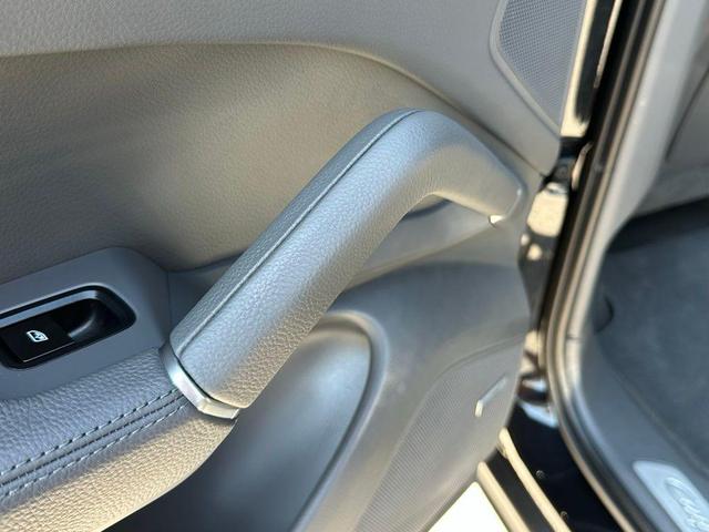 Photo of 2022 Jet Black Metallic Porsche Cayenne
