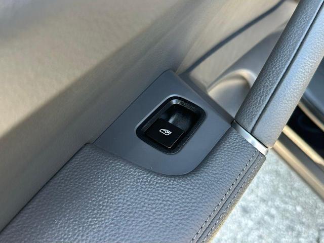 Photo of 2022 Jet Black Metallic Porsche Cayenne