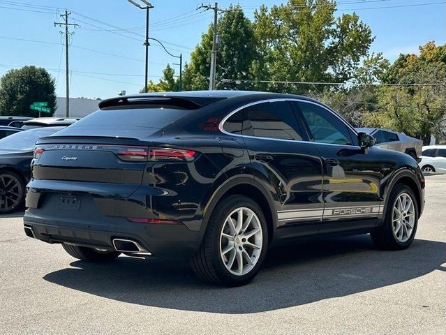 Photo of 2022 Jet Black Metallic Porsche Cayenne