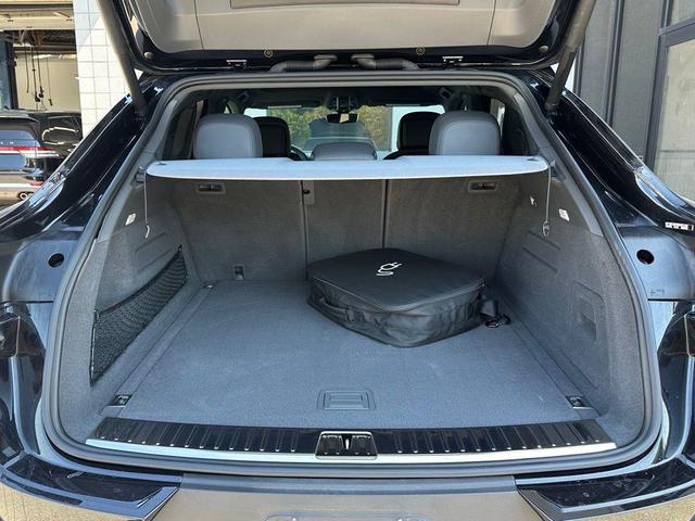 Photo of 2022 Jet Black Metallic Porsche Cayenne