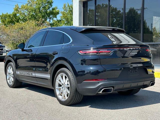 Photo of 2022 Jet Black Metallic Porsche Cayenne