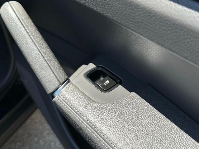 Photo of 2022 Jet Black Metallic Porsche Cayenne