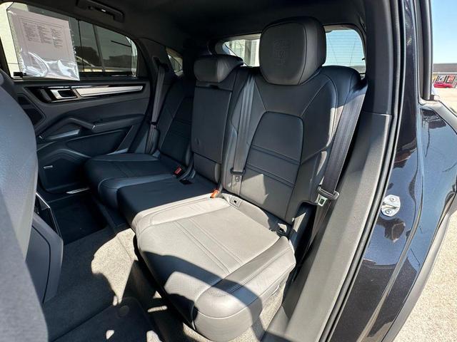 Photo of 2022 Jet Black Metallic Porsche Cayenne