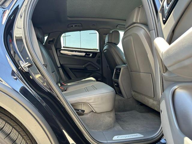 Photo of 2022 Jet Black Metallic Porsche Cayenne