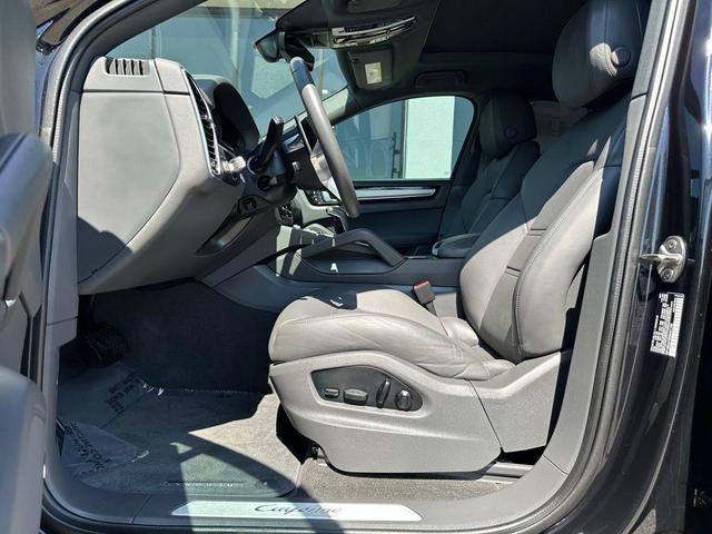 Photo of 2022 Jet Black Metallic Porsche Cayenne
