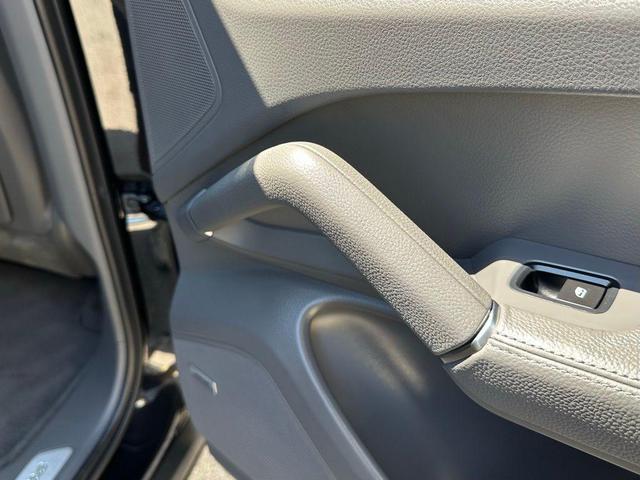 Photo of 2022 Jet Black Metallic Porsche Cayenne