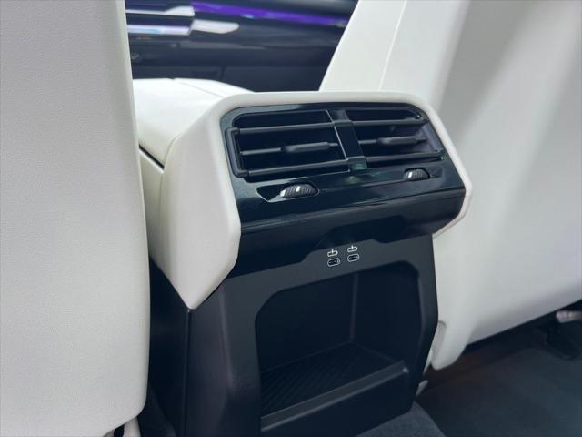 Photo of 2024 Mineral White Metallic BMW i5