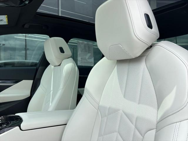 Photo of 2024 Mineral White Metallic BMW i5
