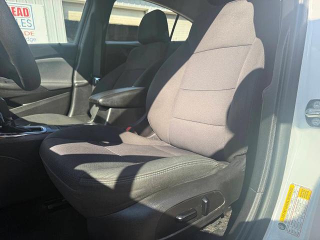 Photo of 2017 White Chevrolet Cruze