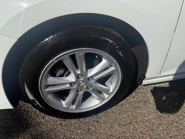 Photo of 2017 White Chevrolet Cruze