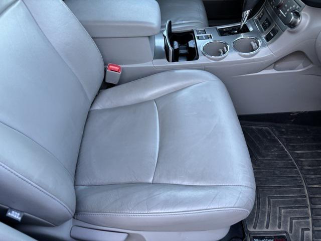 Photo of 2013 Magnetic Gray Metallic Toyota Highlander