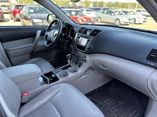 Photo of 2013 Magnetic Gray Metallic Toyota Highlander