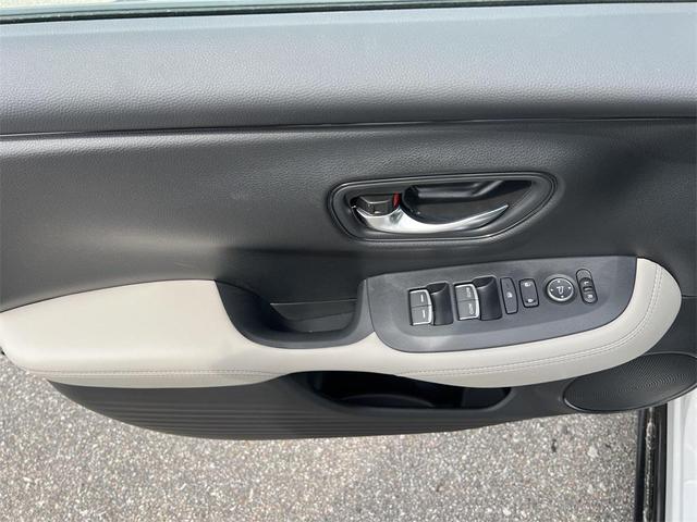 Photo of 2026 Platinum White Pearl Honda HR-V