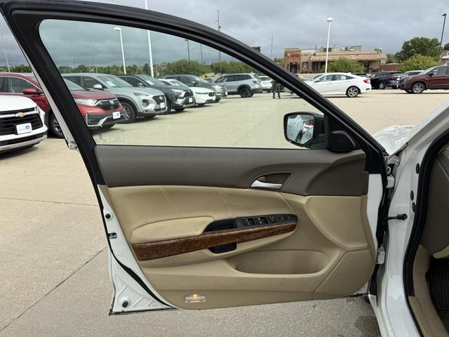 Photo of 2010 White Diamond Pearl Honda Accord