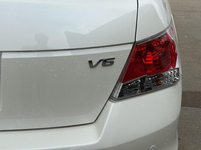 Photo of 2010 White Diamond Pearl Honda Accord