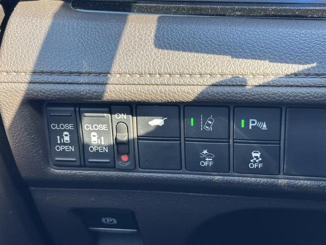Photo of 2018 White Diamond Pearl Honda Odyssey