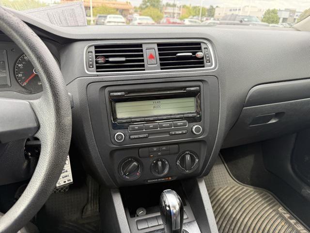 Photo of 2011 Platinum Gray Metallic Volkswagen Jetta