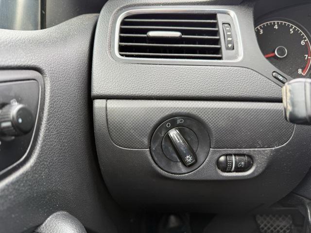 Photo of 2011 Platinum Gray Metallic Volkswagen Jetta