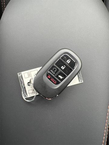 Photo of 2026 Urban Gray Pearl Honda HR-V