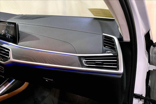 Photo of 2022 Mineral White Metallic BMW X7