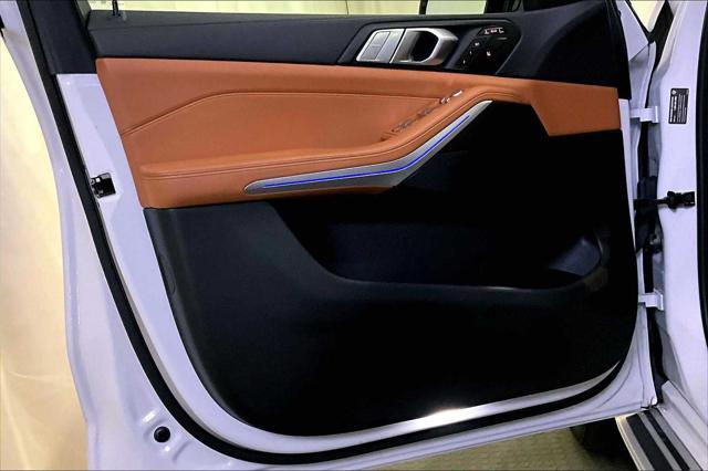 Photo of 2022 Mineral White Metallic BMW X7