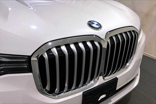 Photo of 2022 Mineral White Metallic BMW X7