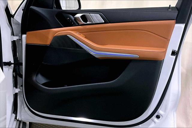 Photo of 2022 Mineral White Metallic BMW X7