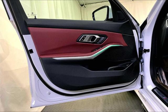Photo of 2023 Mineral White Metallic BMW 330
