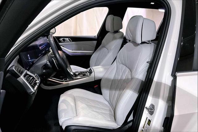Photo of 2024 Mineral White Metallic BMW X7