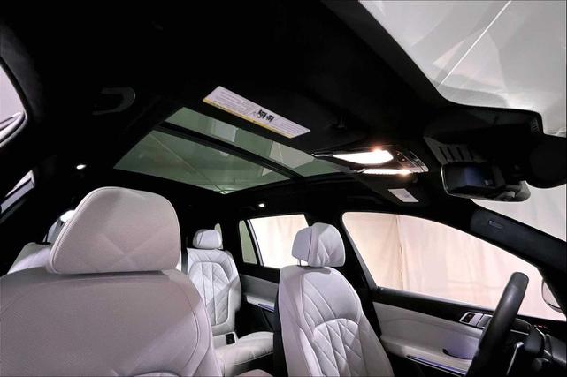 Photo of 2024 Mineral White Metallic BMW X7