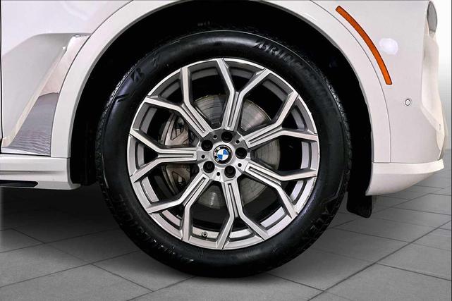 Photo of 2024 Mineral White Metallic BMW X7